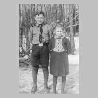 067-0035 Die Geschwister Karl-Heinz Tobien, 12 Jahre alt und Schwester Hildegard, 8 Jahre alt.jpg